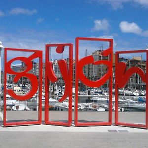 Urquijo Playa by FlowHome